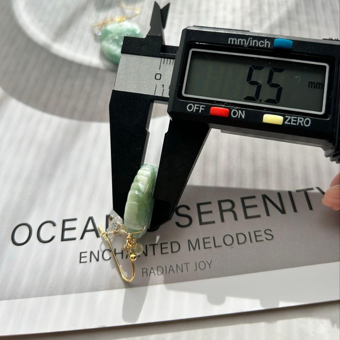 ヘミモルファイトのフィカスハートカービングピアス　ベリル添え　14kgf