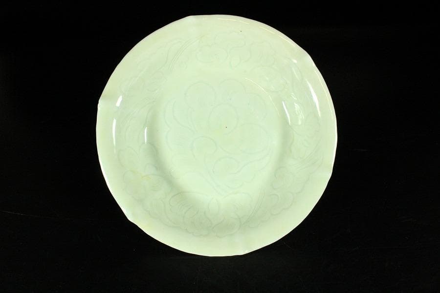 中国美術 白磁 刻草花紋 盤 φ16cm 影青(K-XA682)