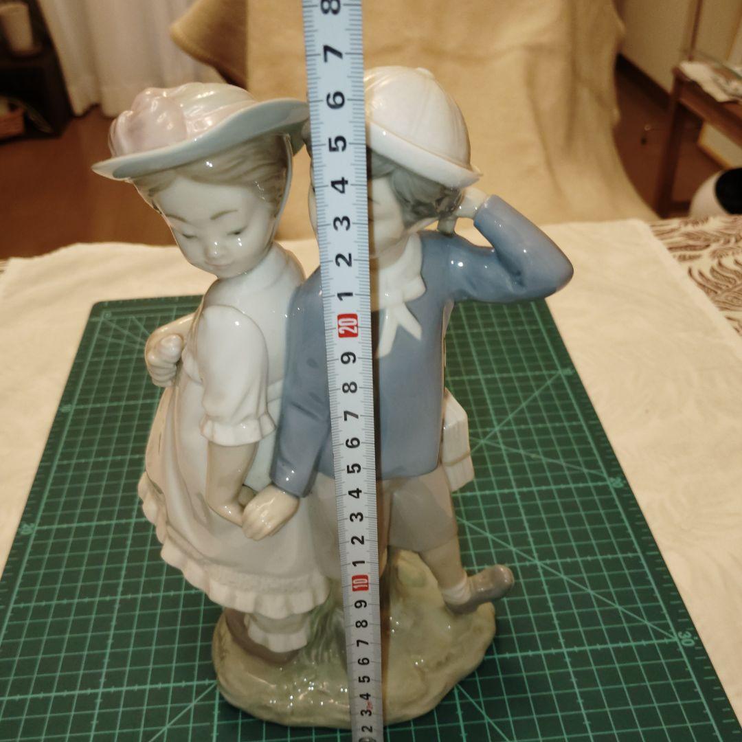 リヤドロ　LLADRO　女の子と男の子が手つないでる置物