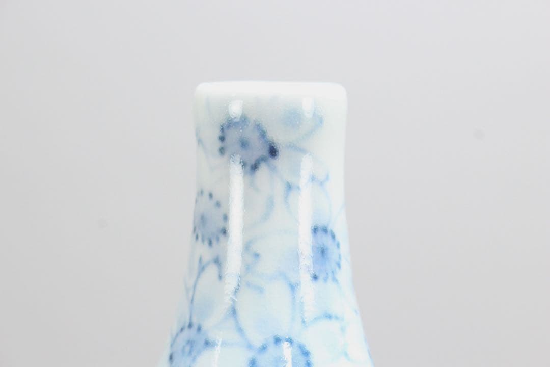 5431 十五代　嘉泉 作　平戸三川内焼　染付桜散し瓢箪型一輪差　共箱　送料無料