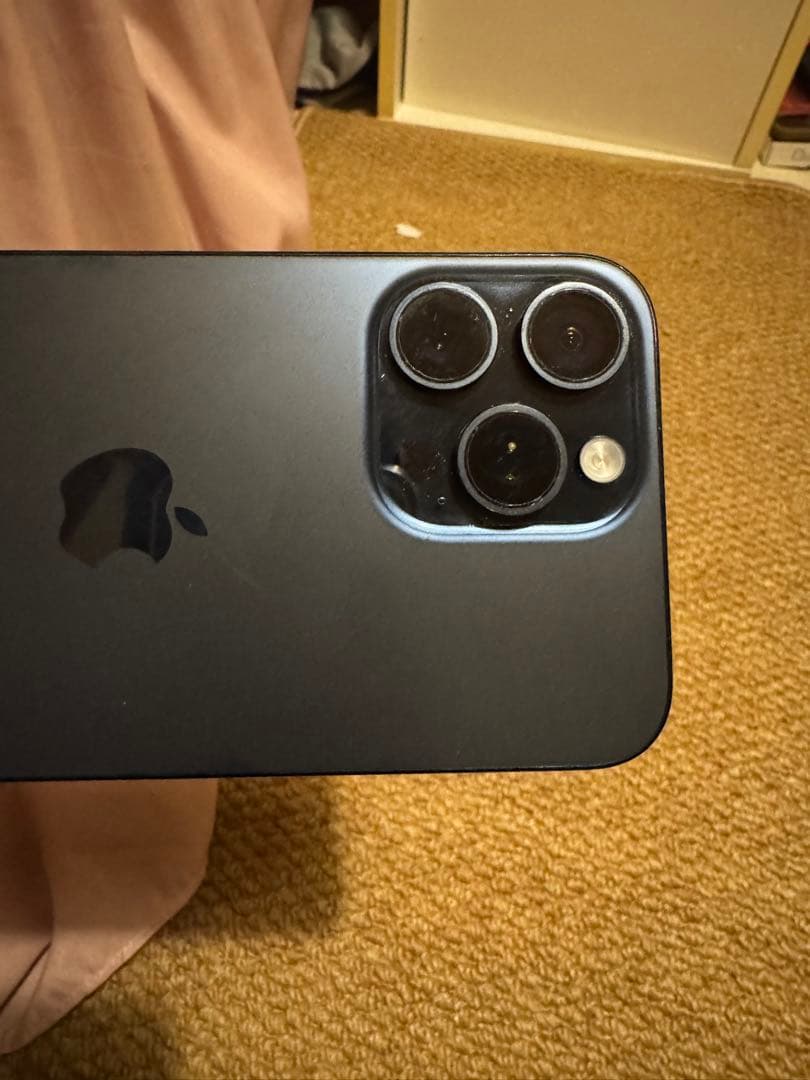香月海外版 iPhone 15 Pro Max 1TB，バッテリーは96%