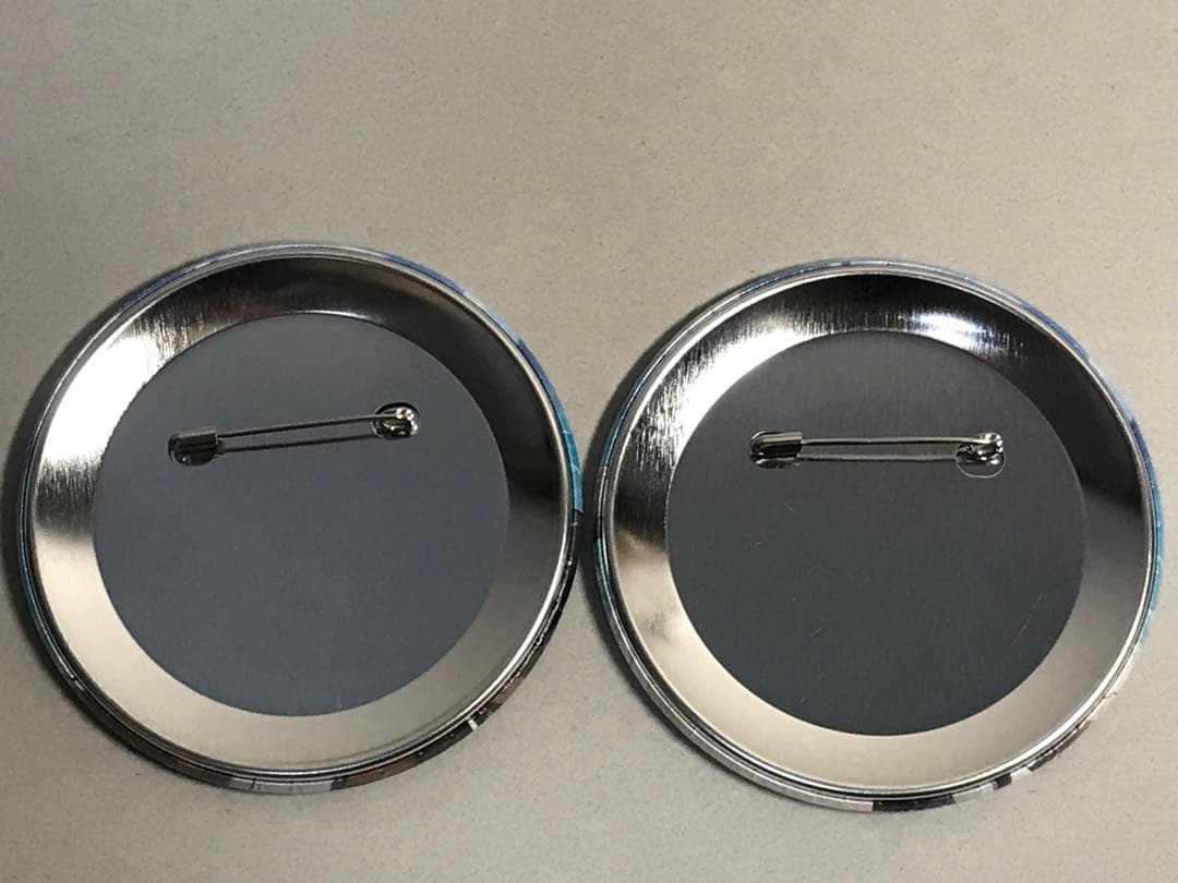 【2点セット】進撃の巨人　デカ缶バッジ　リヴァイ　アルミン　カラオケの鉄人