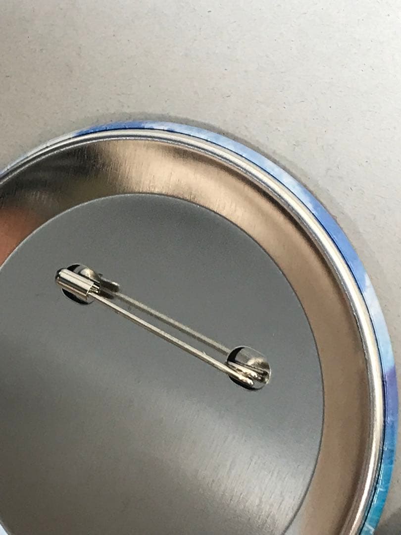 【2点セット】進撃の巨人　デカ缶バッジ　リヴァイ　アルミン　カラオケの鉄人