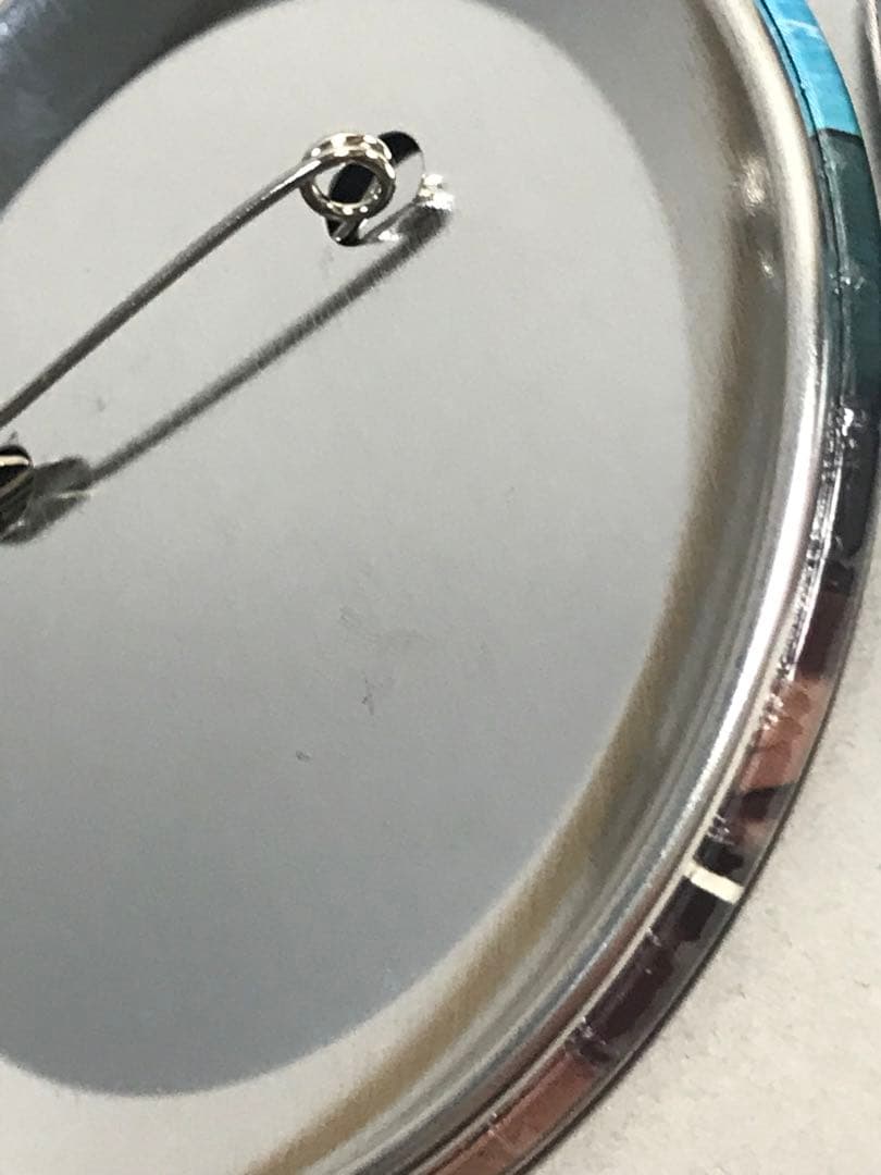 【2点セット】進撃の巨人　デカ缶バッジ　リヴァイ　アルミン　カラオケの鉄人