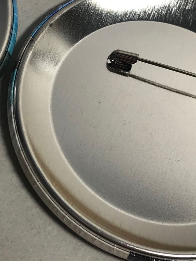 【2点セット】進撃の巨人　デカ缶バッジ　リヴァイ　アルミン　カラオケの鉄人