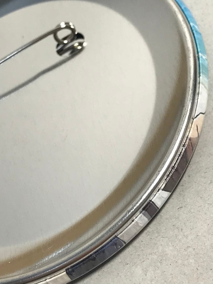 【2点セット】進撃の巨人　デカ缶バッジ　リヴァイ　アルミン　カラオケの鉄人