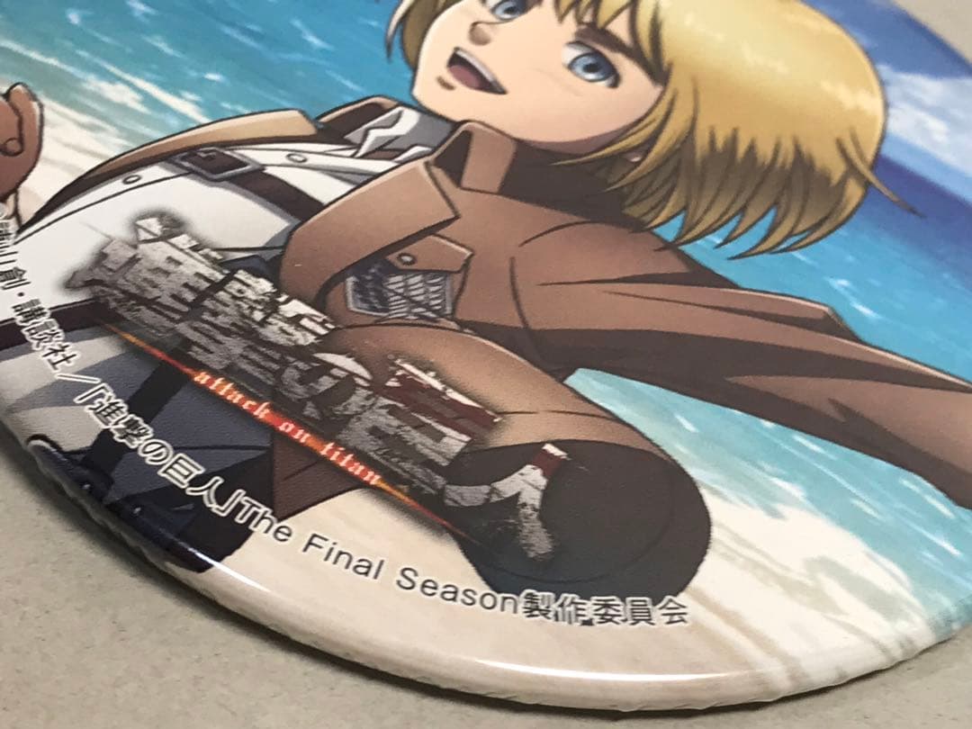 【2点セット】進撃の巨人　デカ缶バッジ　リヴァイ　アルミン　カラオケの鉄人