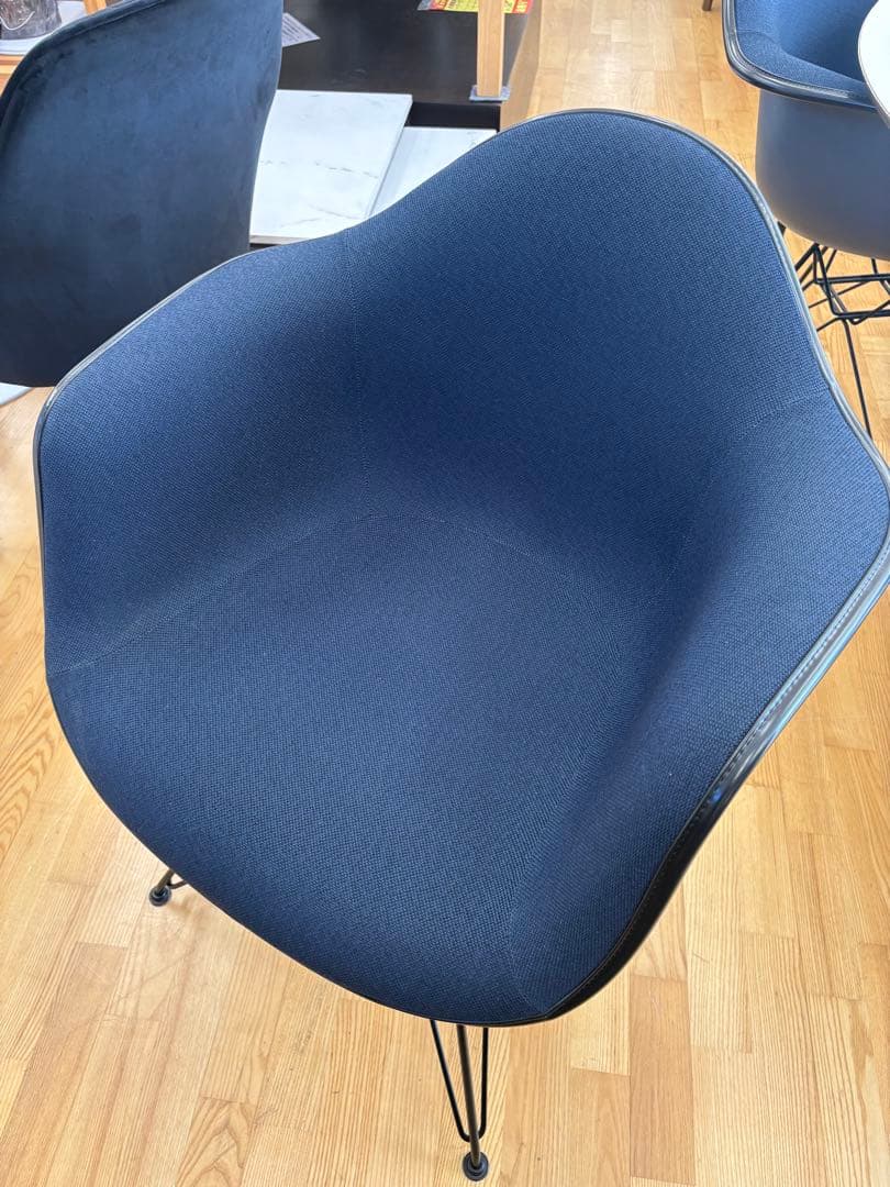 M076 Herman Miller ネイビーアームチェア 幅1200mm