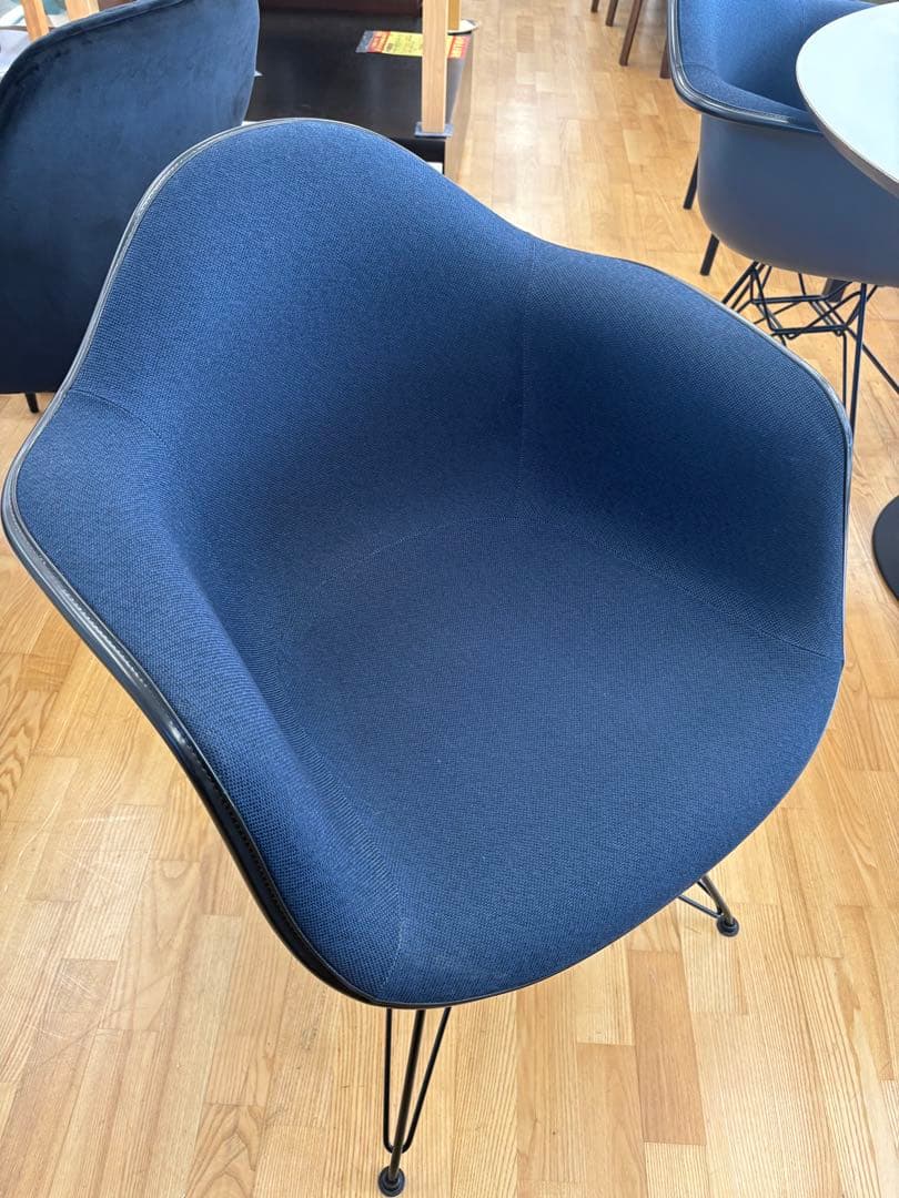 M076 Herman Miller ネイビーアームチェア 幅1200mm