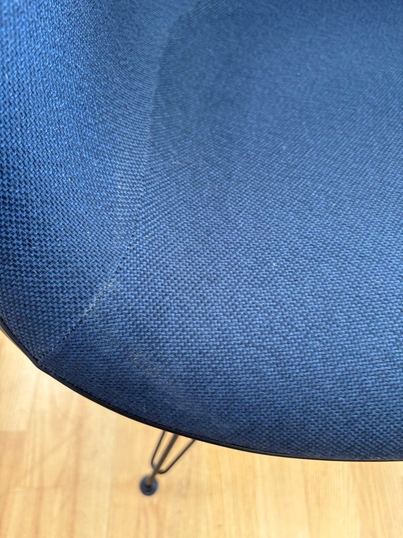 M076 Herman Miller ネイビーアームチェア 幅1200mm