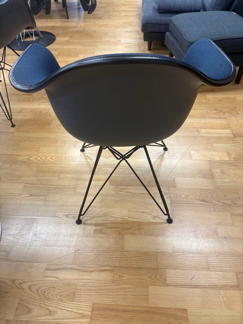 M076 Herman Miller ネイビーアームチェア 幅1200mm