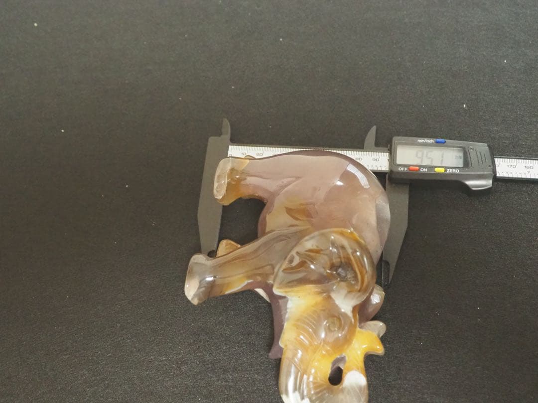 瑪瑙とアゲート製の象の彫刻