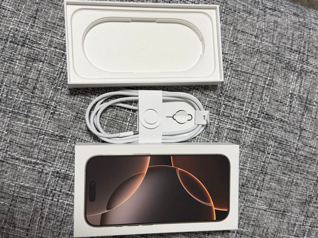 ゆ*こ様 iPhone 16 Pro デザートチタニウム　128GB