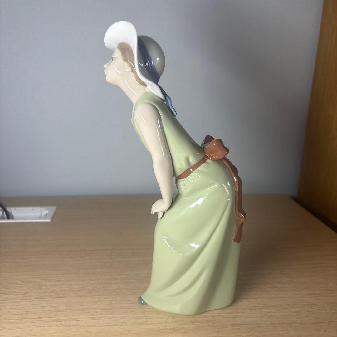 エレガントな女性像 陶器製 緑色