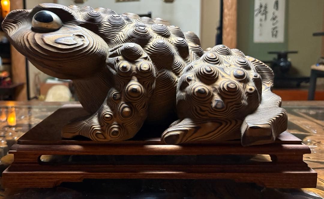 縁起物　木製　特大　カエル彫刻 波状模様　一刀彫　台座あり　箱無　蝦蟇　無事帰る