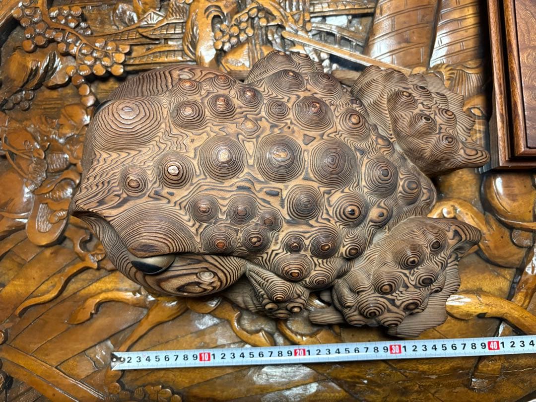 縁起物　木製　特大　カエル彫刻 波状模様　一刀彫　台座あり　箱無　蝦蟇　無事帰る