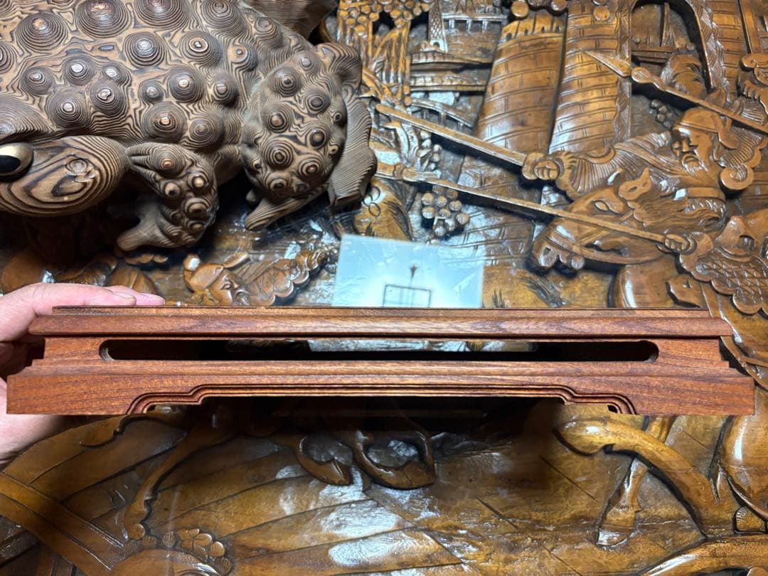 縁起物　木製　特大　カエル彫刻 波状模様　一刀彫　台座あり　箱無　蝦蟇　無事帰る