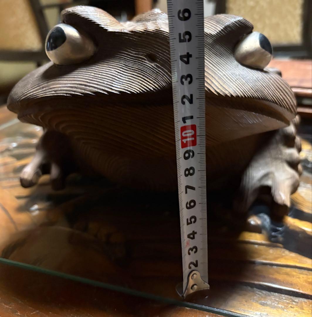 縁起物　木製　特大　カエル彫刻 波状模様　一刀彫　台座あり　箱無　蝦蟇　無事帰る