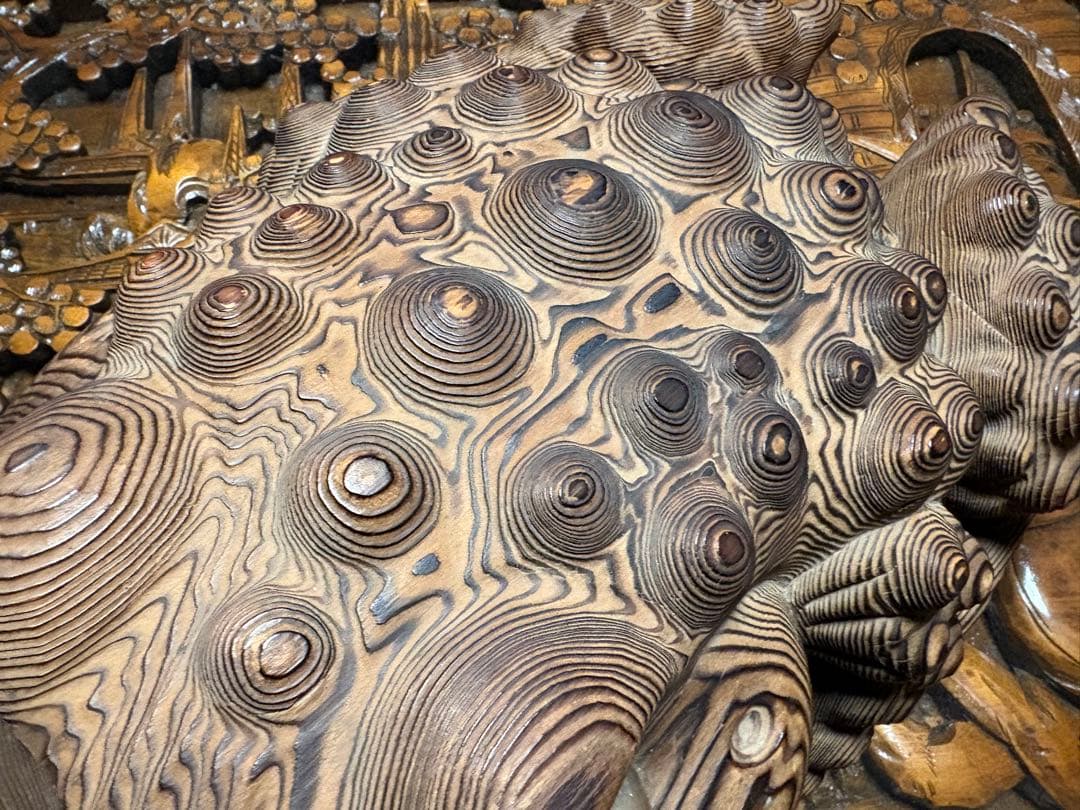 縁起物　木製　特大　カエル彫刻 波状模様　一刀彫　台座あり　箱無　蝦蟇　無事帰る