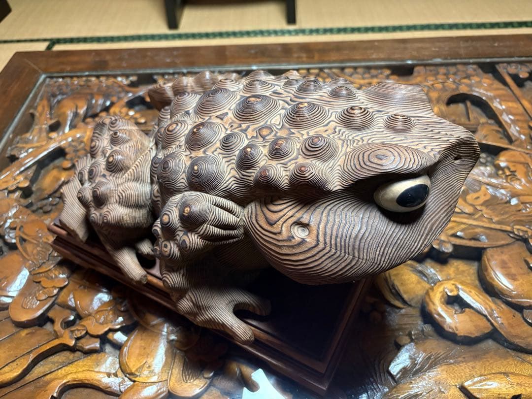 縁起物　木製　特大　カエル彫刻 波状模様　一刀彫　台座あり　箱無　蝦蟇　無事帰る