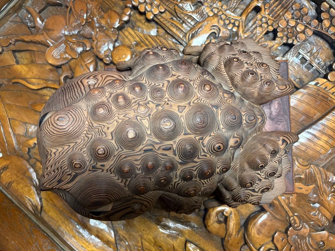 縁起物　木製　特大　カエル彫刻 波状模様　一刀彫　台座あり　箱無　蝦蟇　無事帰る