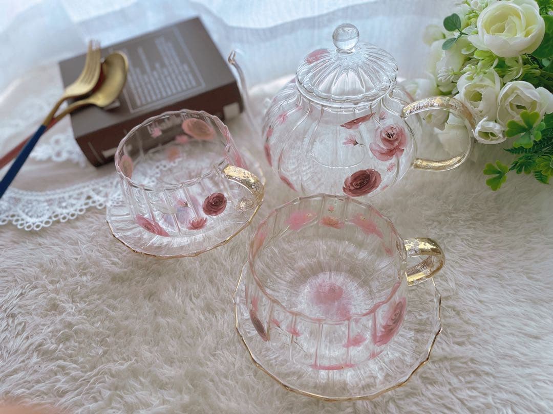 ピンク薔薇のガラス製ティーセット