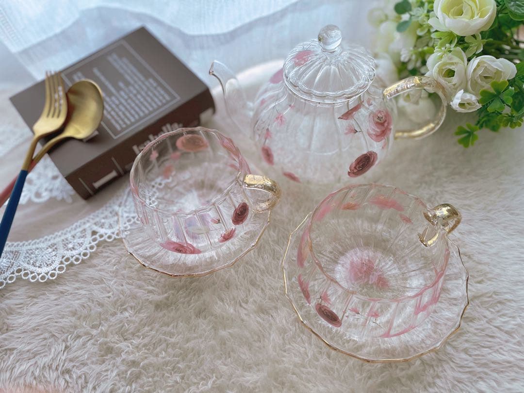 ピンク薔薇のガラス製ティーセット