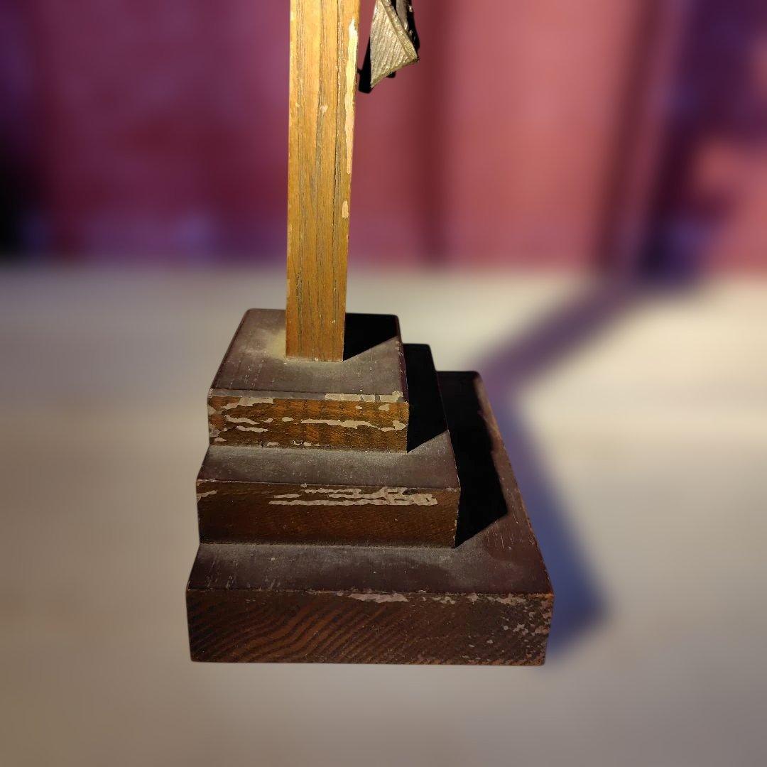 木製台座のキリスト像付き十字架　カトリック教会