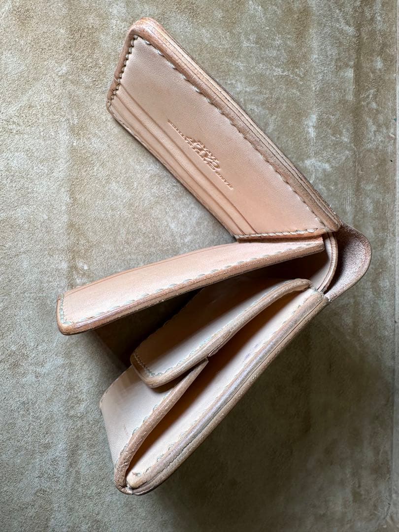 レザー製二つ折り財布 ベージュ M刻印