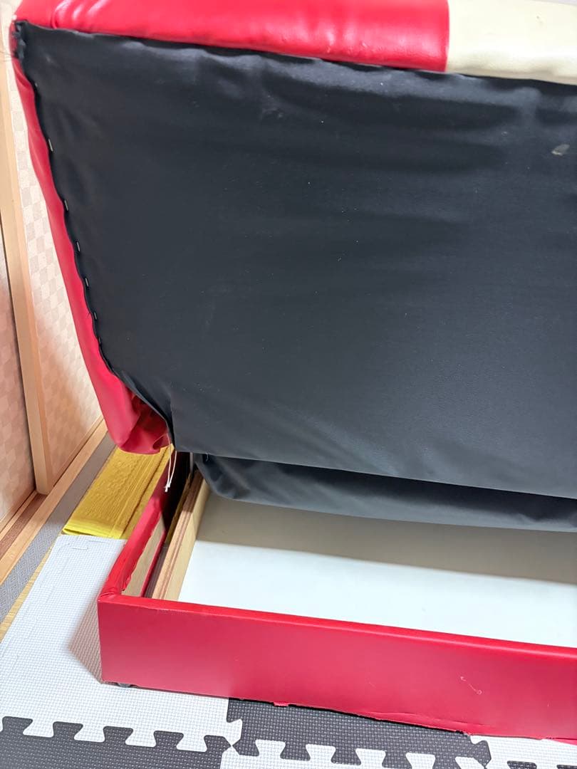 赤と白色のオシャレソファ・ソファベッド