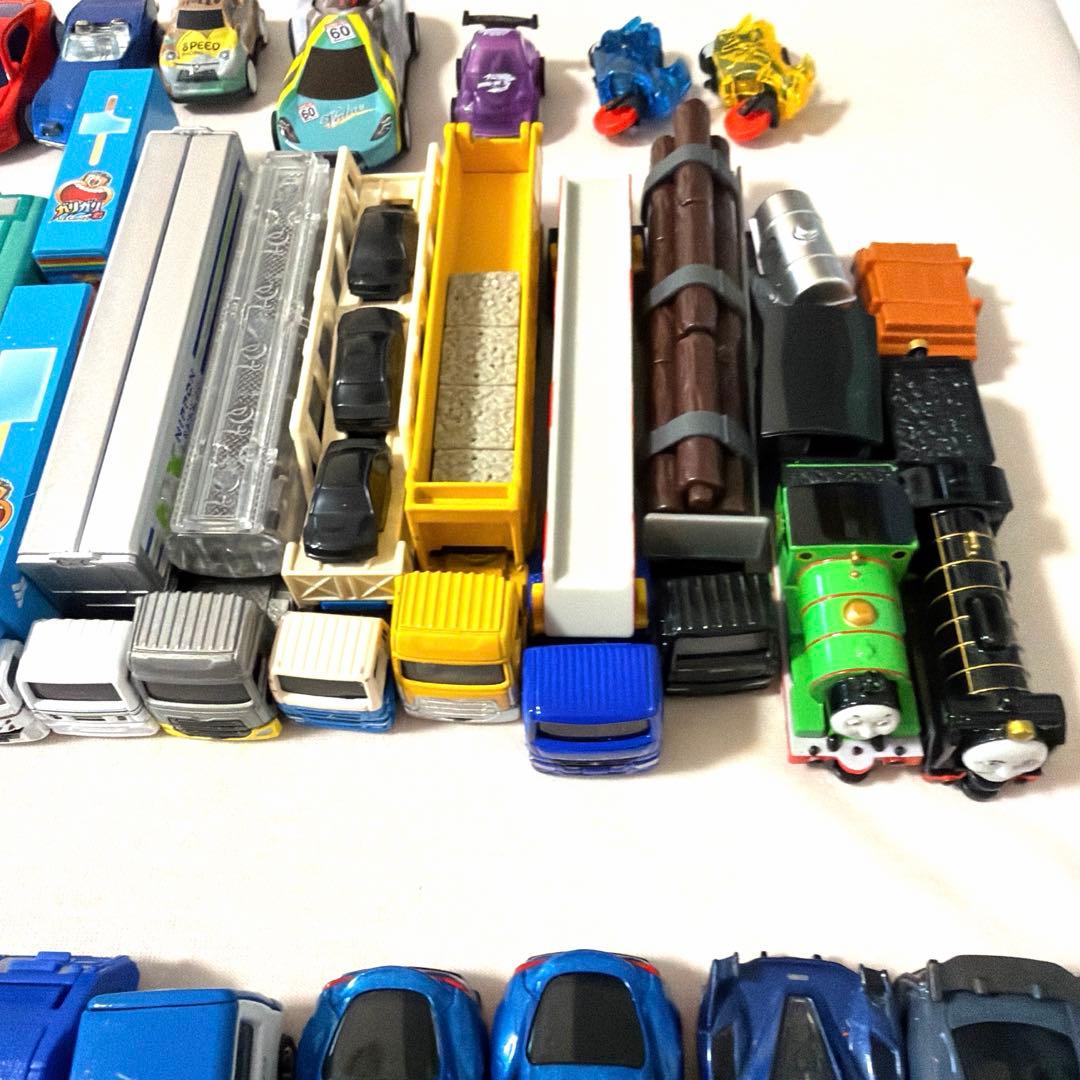 トミカ69個＋ホットウィールなどおまけミニカー11個 ちいかわ、モルカー含む