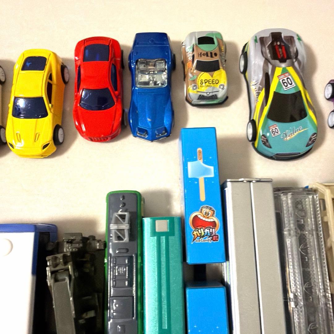 トミカ69個＋ホットウィールなどおまけミニカー11個 ちいかわ、モルカー含む
