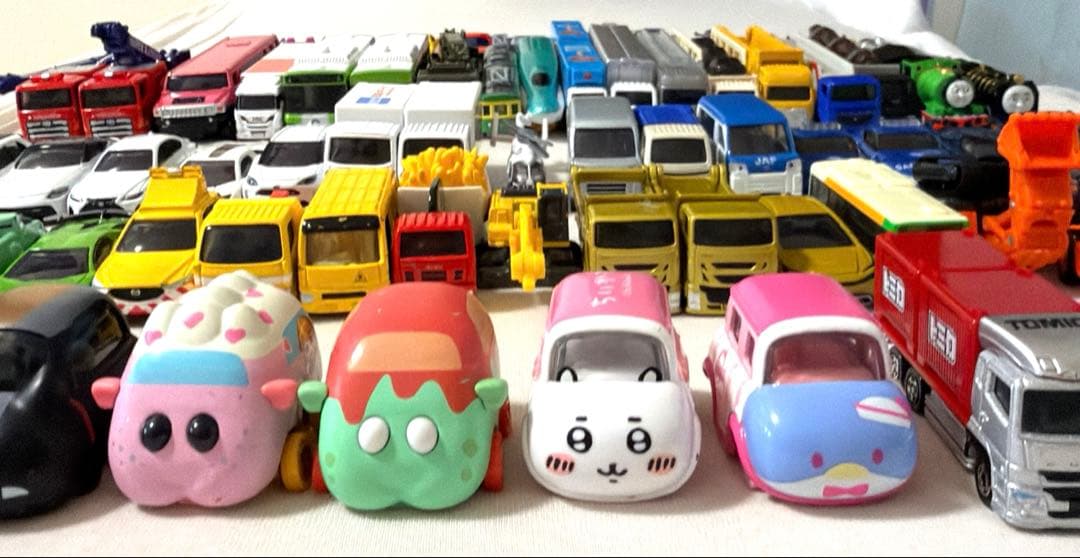 トミカ69個＋ホットウィールなどおまけミニカー11個 ちいかわ、モルカー含む