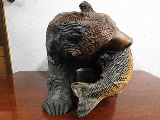 鮭を銜えた親子熊　M647