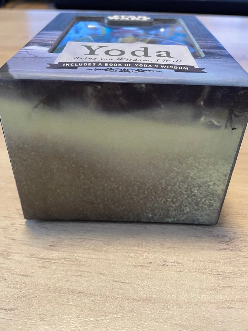 タイムセール中！スターウォーズ　ヨーダ フィギュア　ミニ本 ステッカー付き