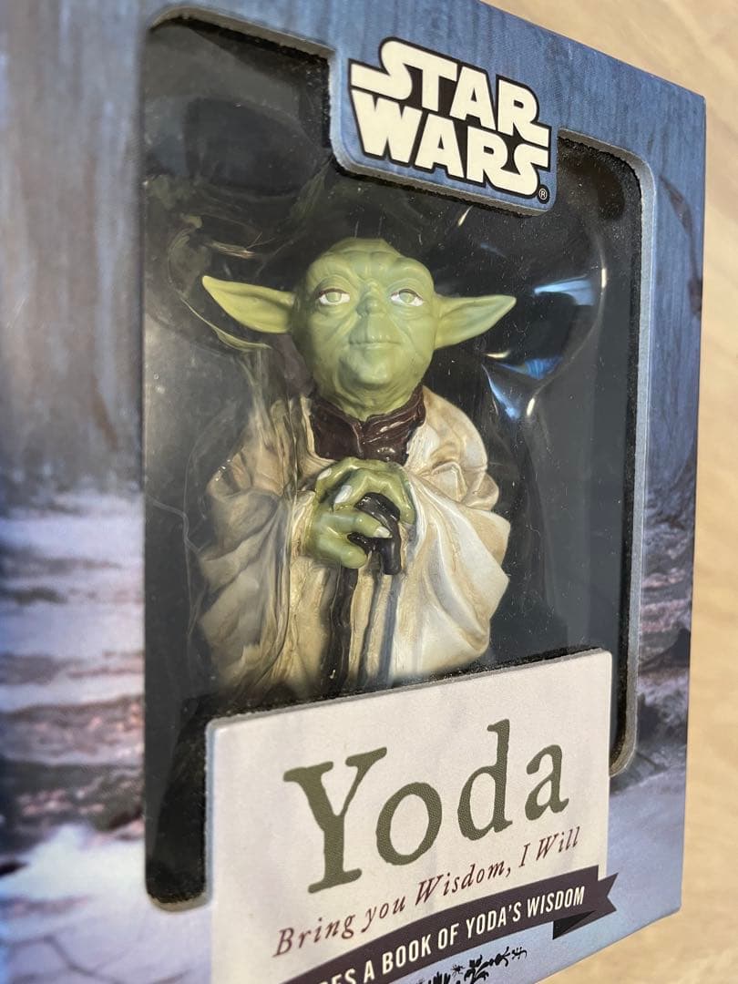 タイムセール中！スターウォーズ　ヨーダ フィギュア　ミニ本 ステッカー付き