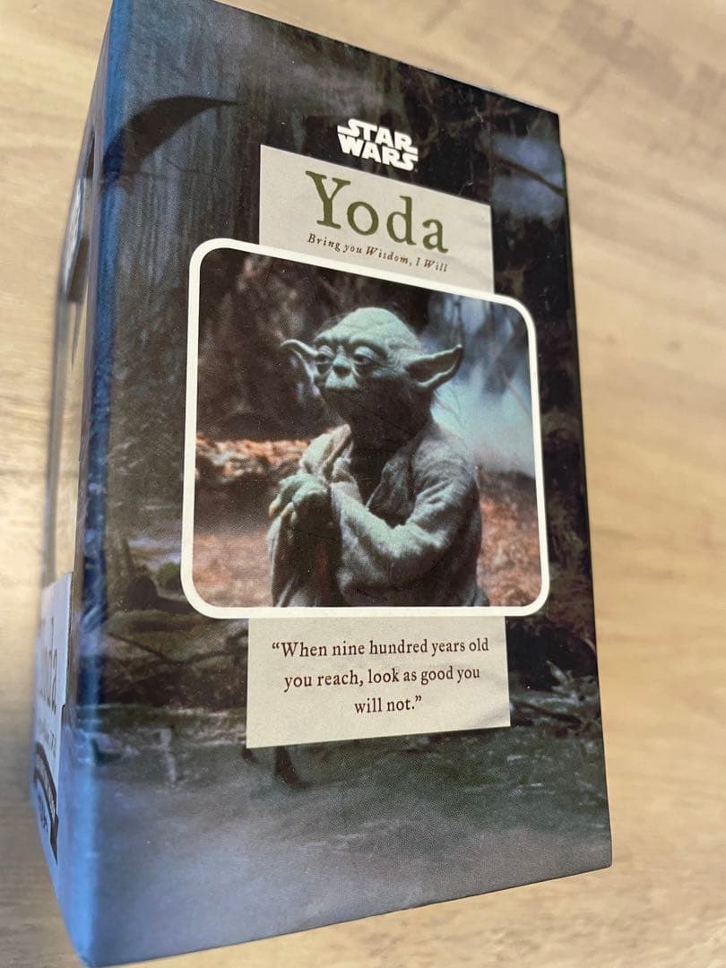 タイムセール中！スターウォーズ　ヨーダ フィギュア　ミニ本 ステッカー付き