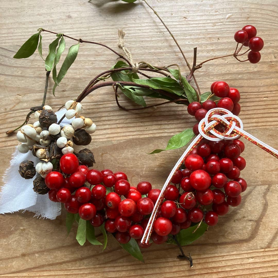 サンキライとナンキンハゼの手のひらリース　お正月飾り