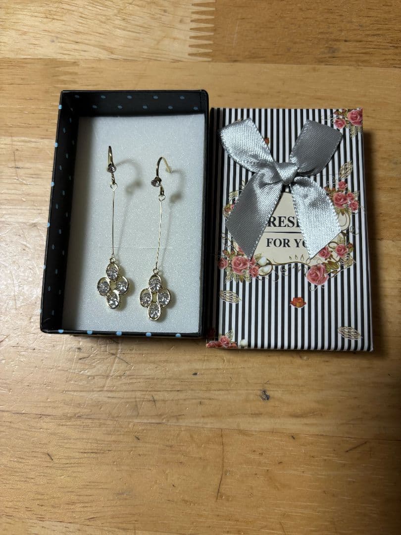 クリスタルクローバーピアス ゴールド