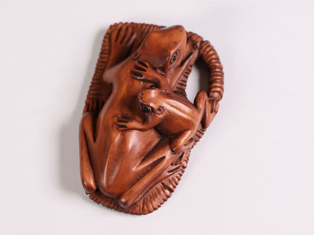 木製 提物 根付 在銘 石川 草履に蛙 カエル 彫刻 木彫り【MB300】