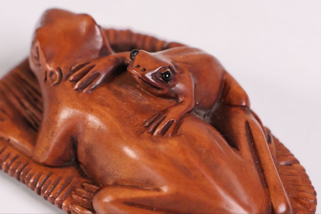 木製 提物 根付 在銘 石川 草履に蛙 カエル 彫刻 木彫り【MB300】