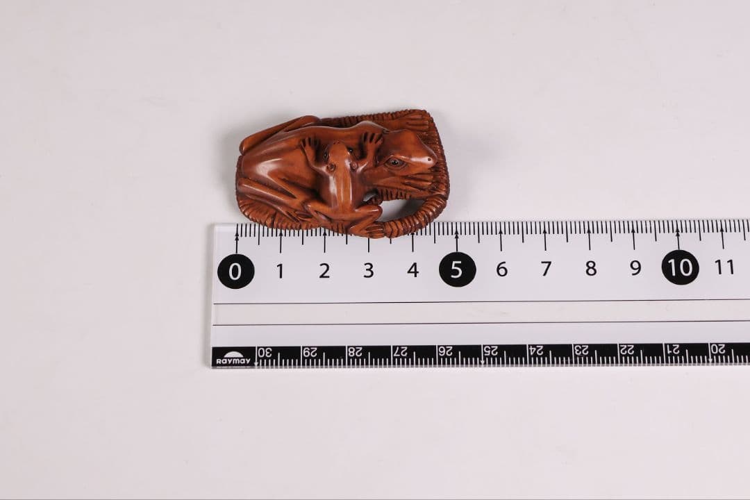 木製 提物 根付 在銘 石川 草履に蛙 カエル 彫刻 木彫り【MB300】