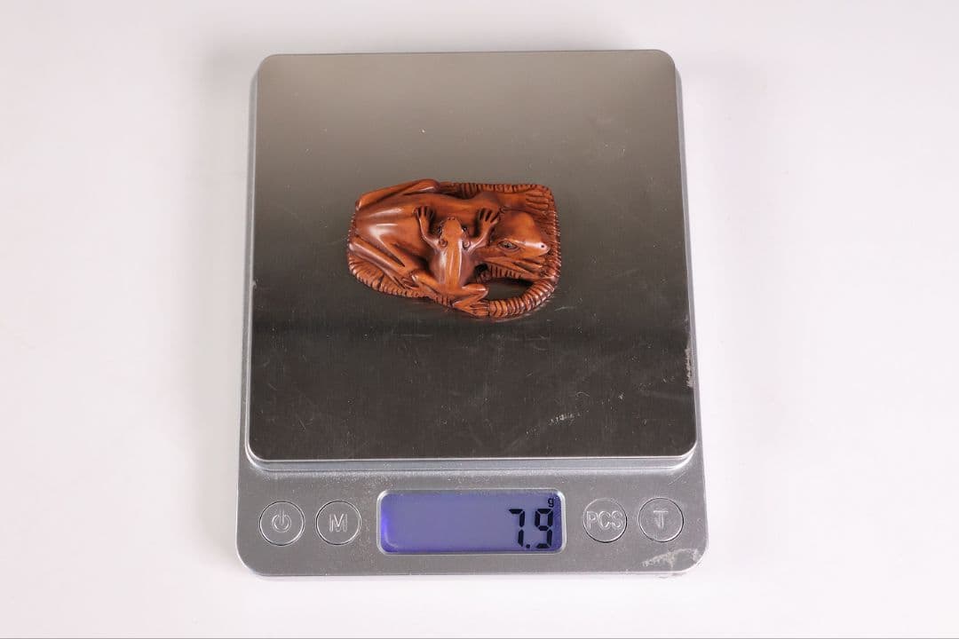 木製 提物 根付 在銘 石川 草履に蛙 カエル 彫刻 木彫り【MB300】