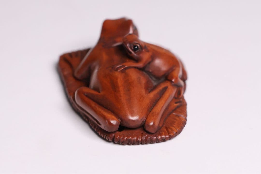 木製 提物 根付 在銘 石川 草履に蛙 カエル 彫刻 木彫り【MB300】