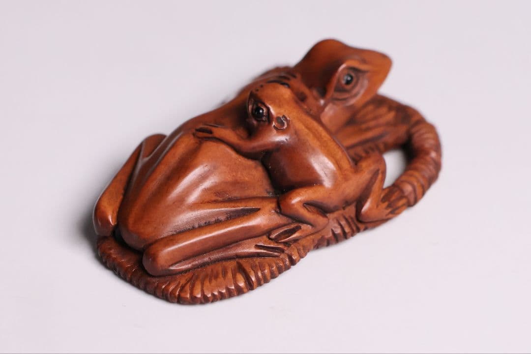 木製 提物 根付 在銘 石川 草履に蛙 カエル 彫刻 木彫り【MB300】