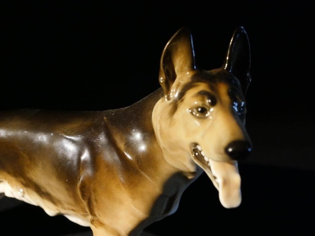 フッチェンロイター　シェパードのフィギュリン