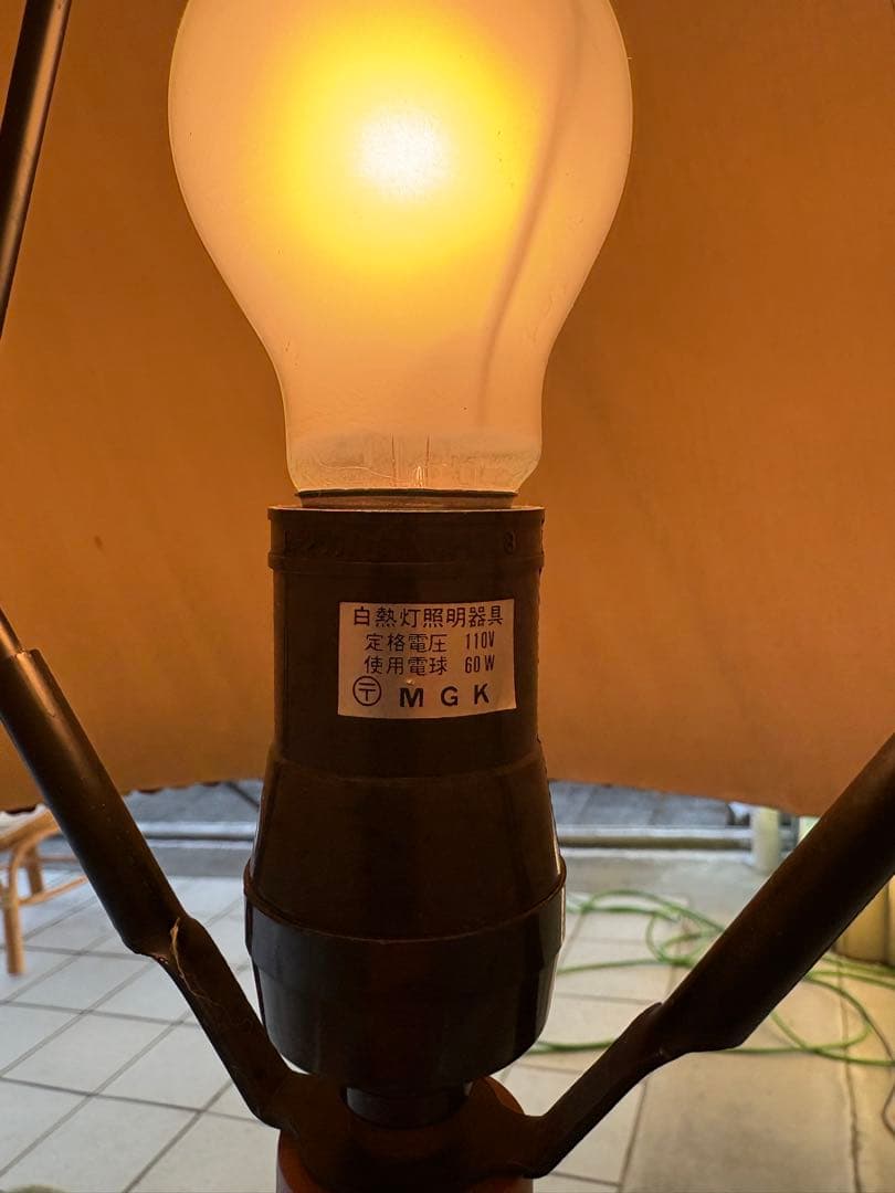 【ちーちゃん】木製フロアスタンドランプ プリーツシェード付き