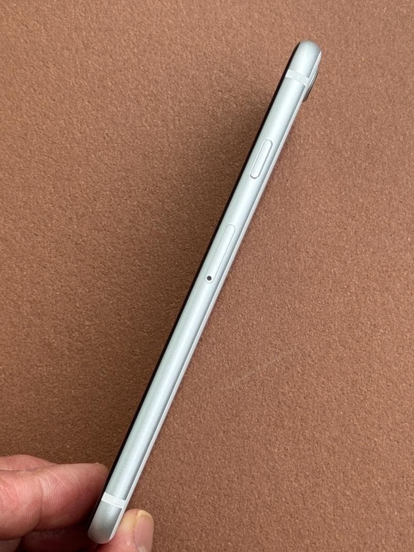 iPhoneSE2 第2世代 64GB SIMフリー 87% A105