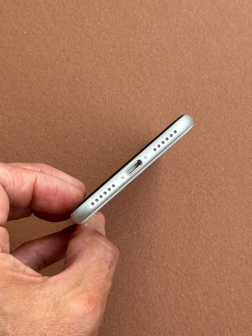 iPhoneSE2 第2世代 64GB SIMフリー 87% A105