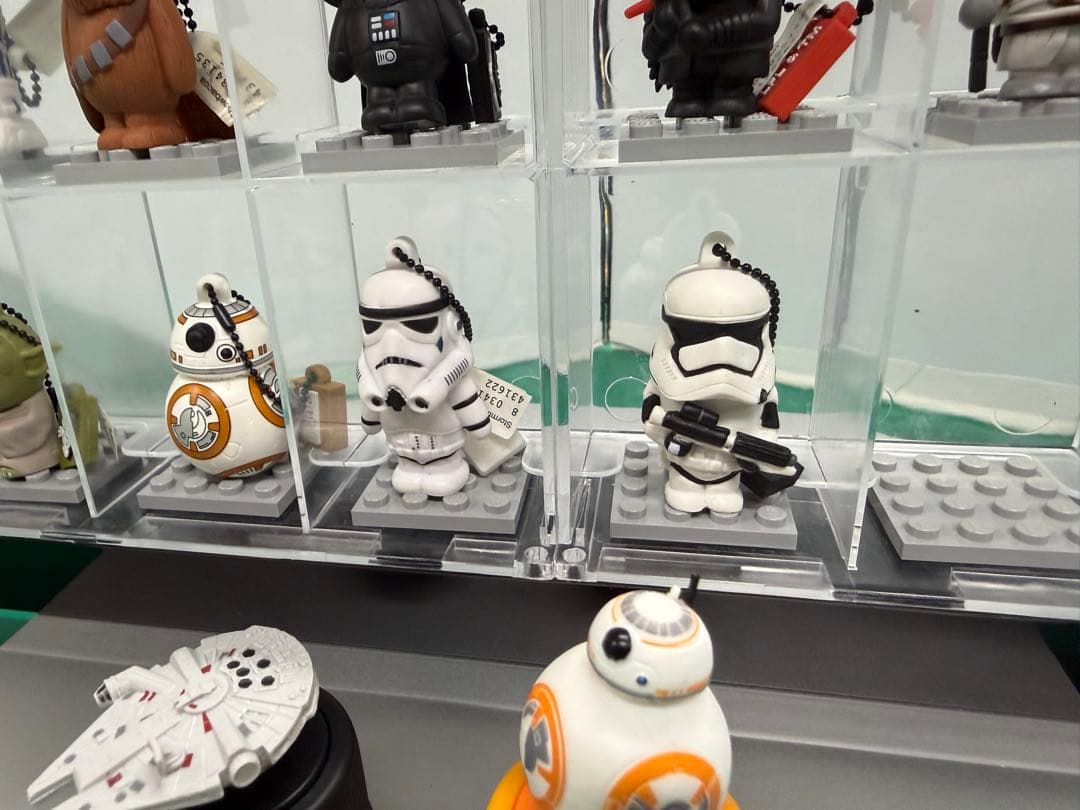 ファンの方へ ショーケース付きで USB スターウォーズ